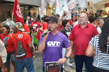 Protesto em Aracaju cobra taxação das grandes fortunas fim da escala 6x1