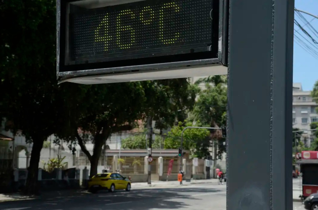 Aumentam denúncias de trabalho sob calor extremo. Saiba seus direitos e cuidados