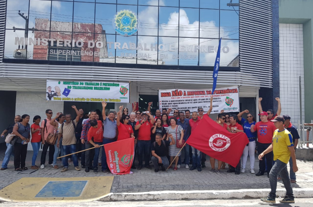 Ato em defesa do Ministério do Trabalho reuniu políticos e dirigentes sindicais