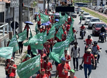 Professores ocupam ruas por condições de trabalho e educação inclusiva de verdade
