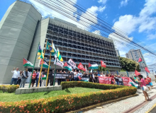 Protesto pela paz leva bandeira da Palestina ao Palácio do Governo de Sergipe