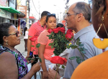 População recebe 43 rosas vermelhas para lembrar o assassinato de jornalista